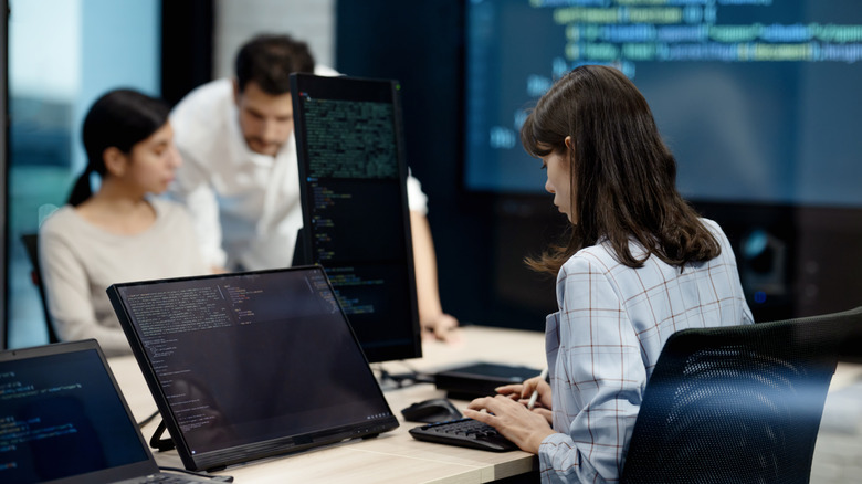 Программисты, работающие за столом