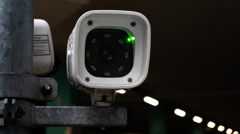 Автоматическая камера считывателя номерного знака позировала в сторону камеры в закусочном туннеле.