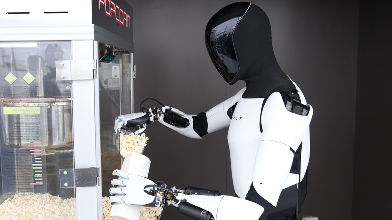 Optimus Robot, создающий попкорн