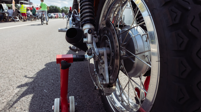 Крупный план колеса на мотоцикле