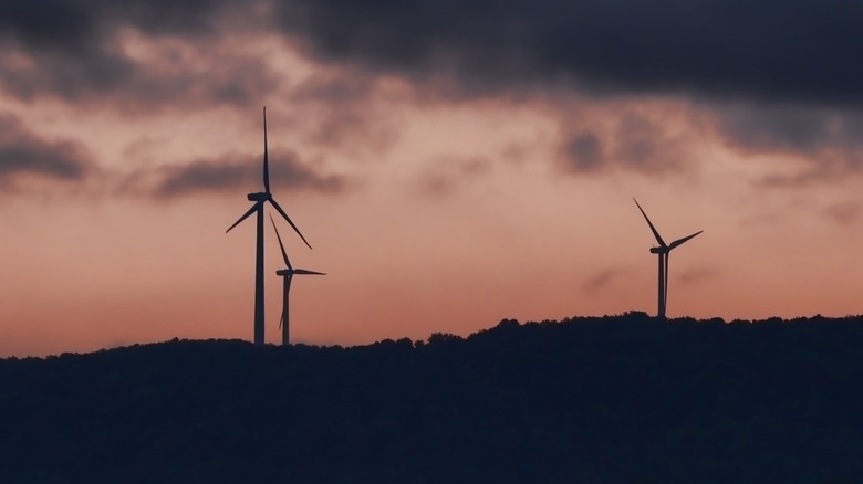 Ветряная ферма на рассвете в округе Мэдисон, штат Нью -Йорк