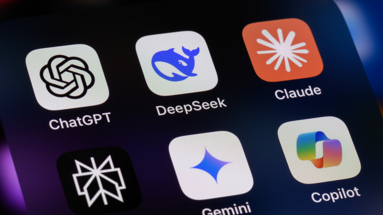 DeepSeek среди других приложений для ИИ на телефоне.