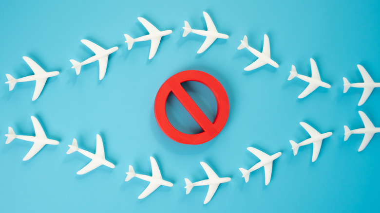 Иллюстрация пассажирских самолетов, избегающих безлетной зоны