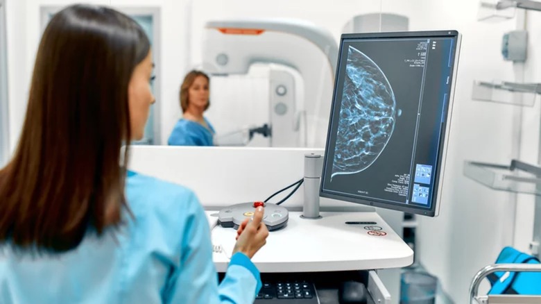 Доктор анализирует рентгеновский результат