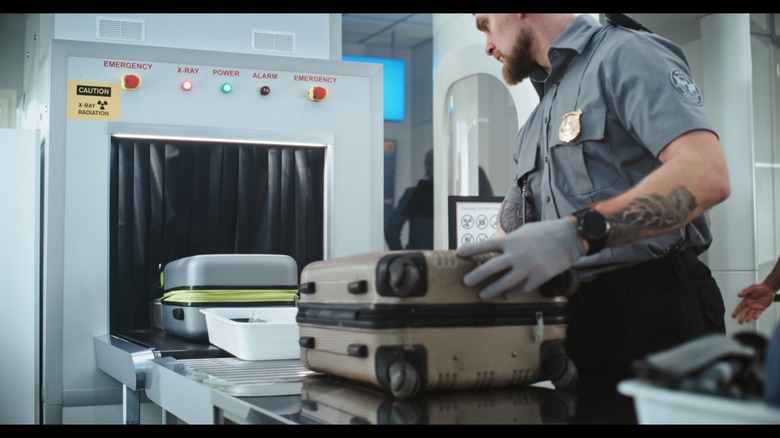 Технология рентгеновского излучения используется в области безопасности аэропорта