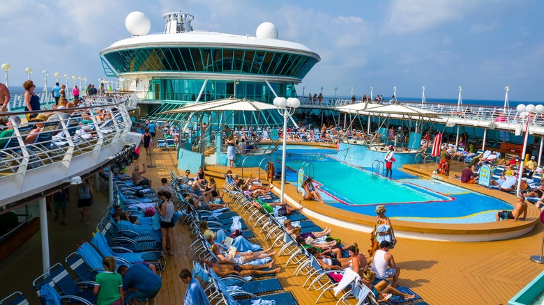 Развлекательный бассейн на рапсодии моря