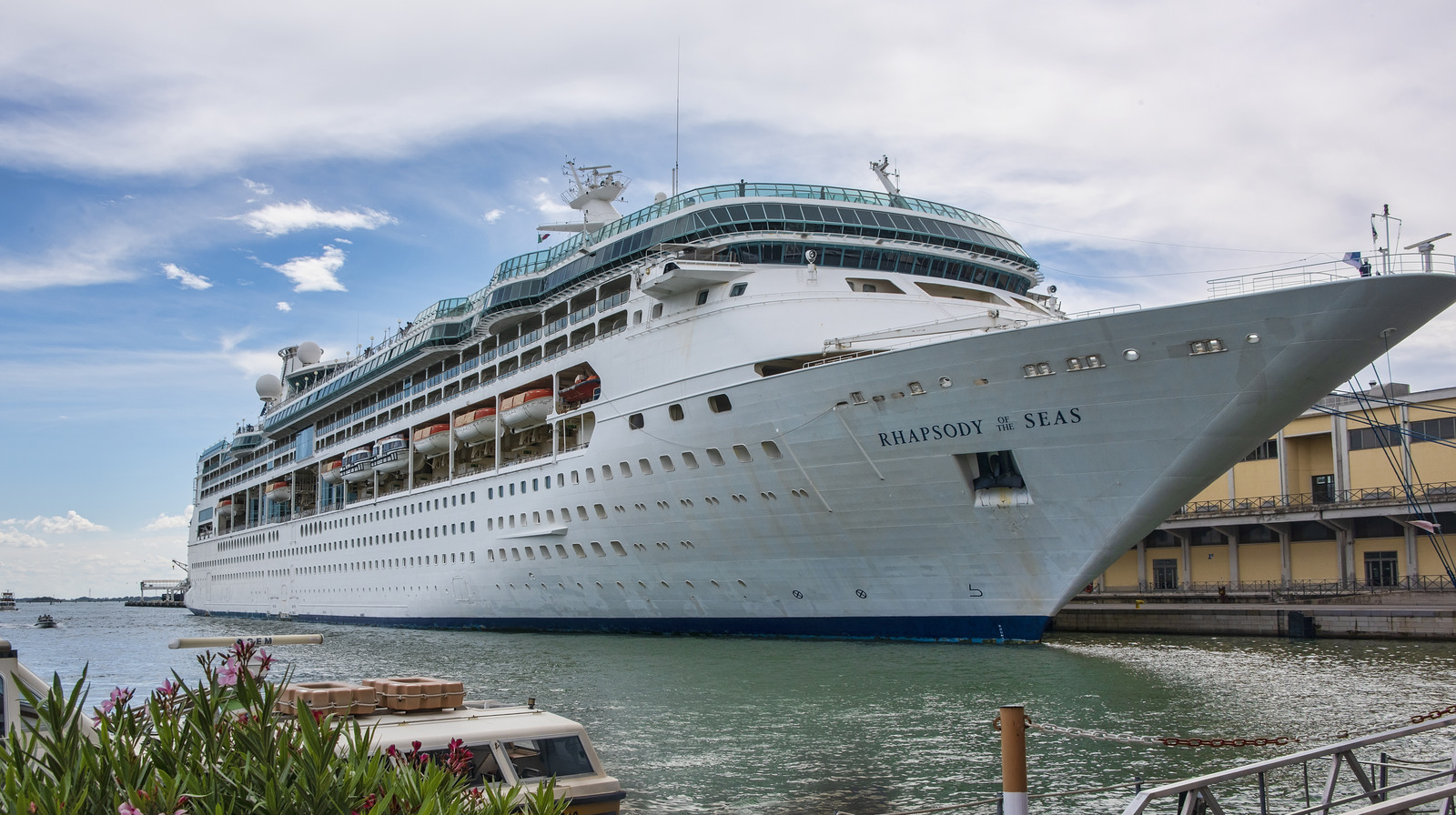 Оказывается, спрыгивание с круизного лайнера - не лучший способ избежать долга