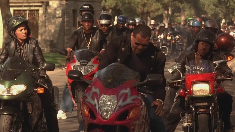 Дым на его Сузуки Хаябуса 1999 года.