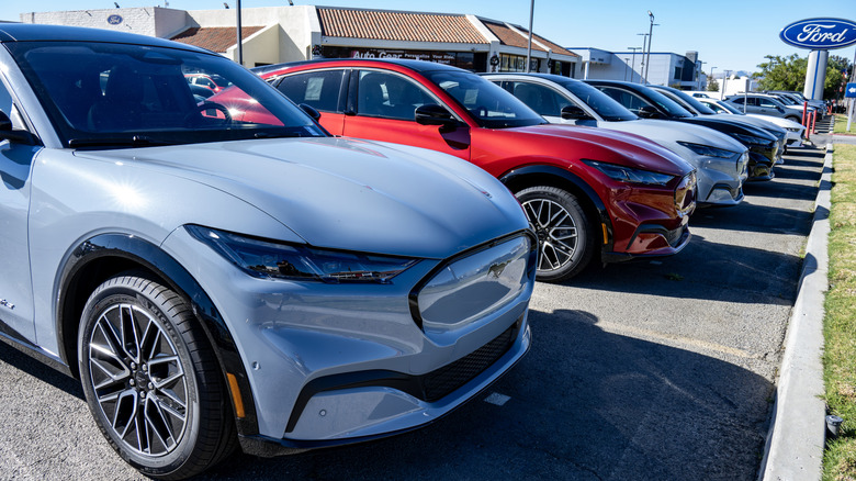 Электромобили в дилерском центре