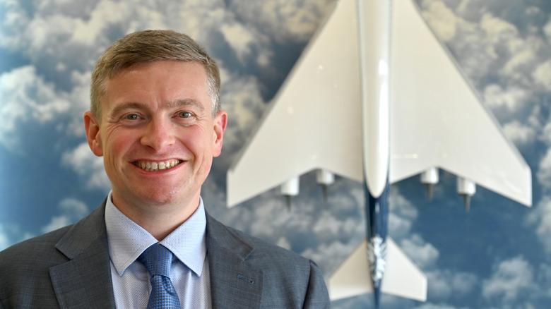 Основатель и генеральный директор Boom Blake Scholl создает модель сверхзвукового авиалайнера Overture во время международного авиашоу Фарнборо