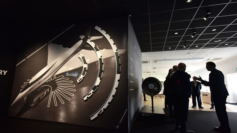 Фотография сверхзвуковой авиалайнеры Overture выставлена ​​в выставочном зале Boom Supersonic