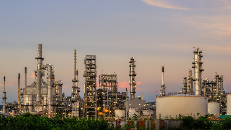 Нефтеперерабатывающий завод издалека во время сумерки