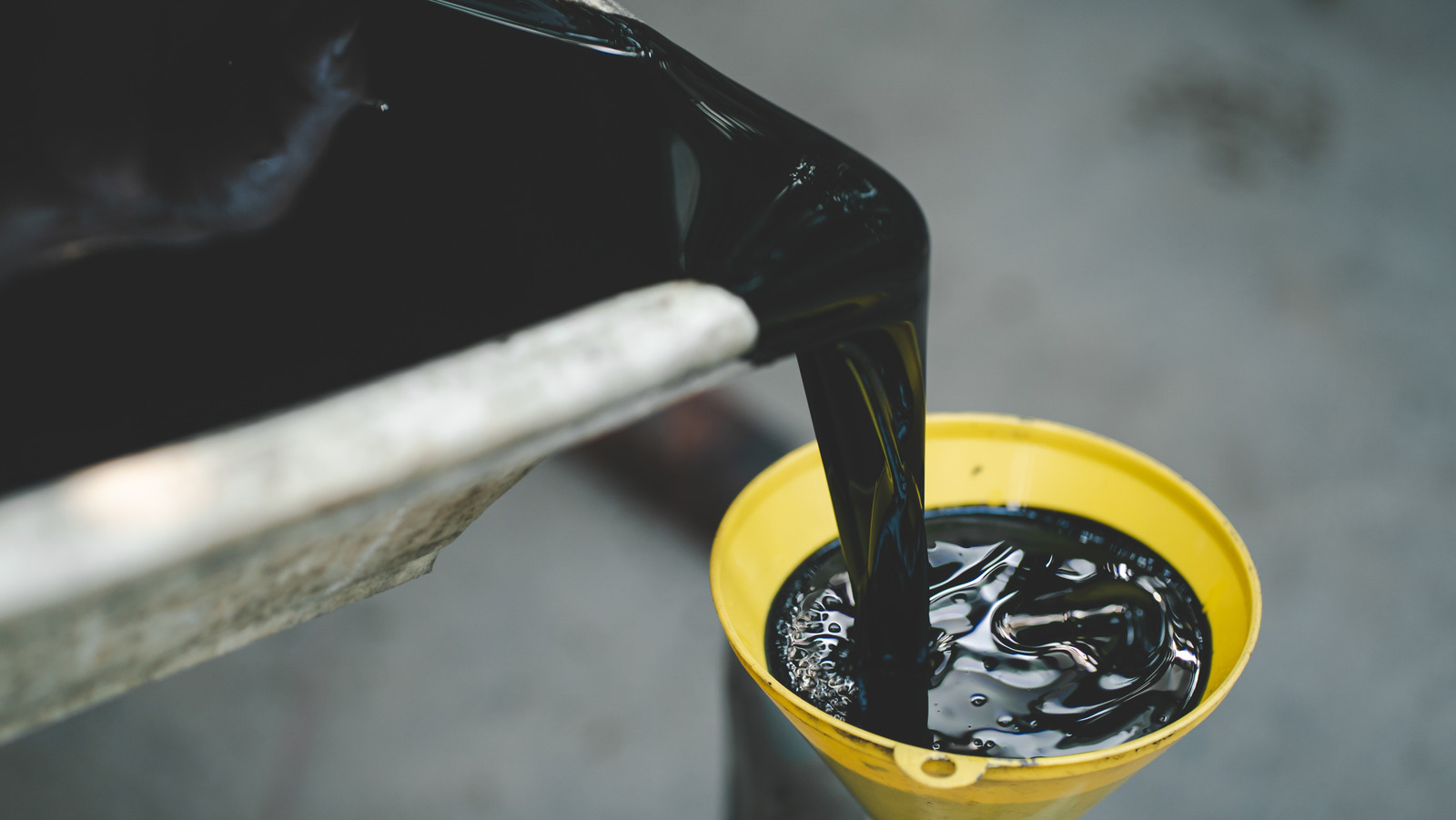 Да, вы можете повторно использовать старое моторное масло, но должны ли вы?