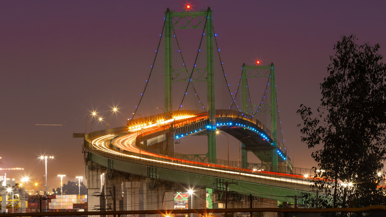 Мост Винсента Томаса, расположенный в Сан -Педро и районе Лонг -Бич.