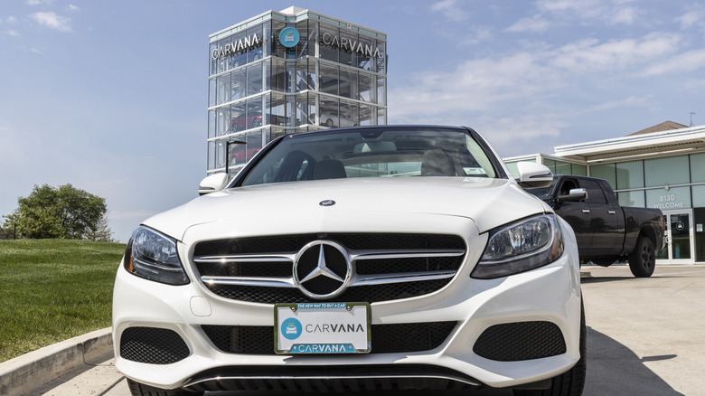 Автомобили припарковались перед торговым автоматом Carvana.