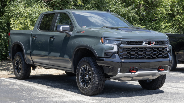 Chevrolet Silverado 1500 модель Crew Cab выставлена ​​на выставке