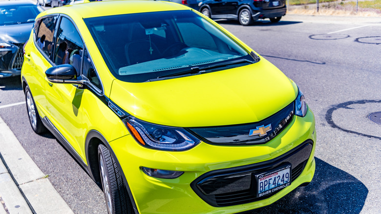 Зеленый зеленый Chevy Bolt EV на парковке