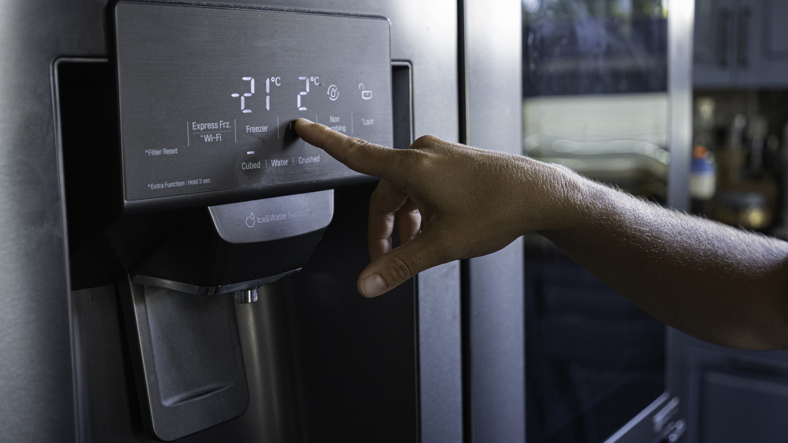 Почему ваш холодильник отказывается наливать воду без дорогого фильтра