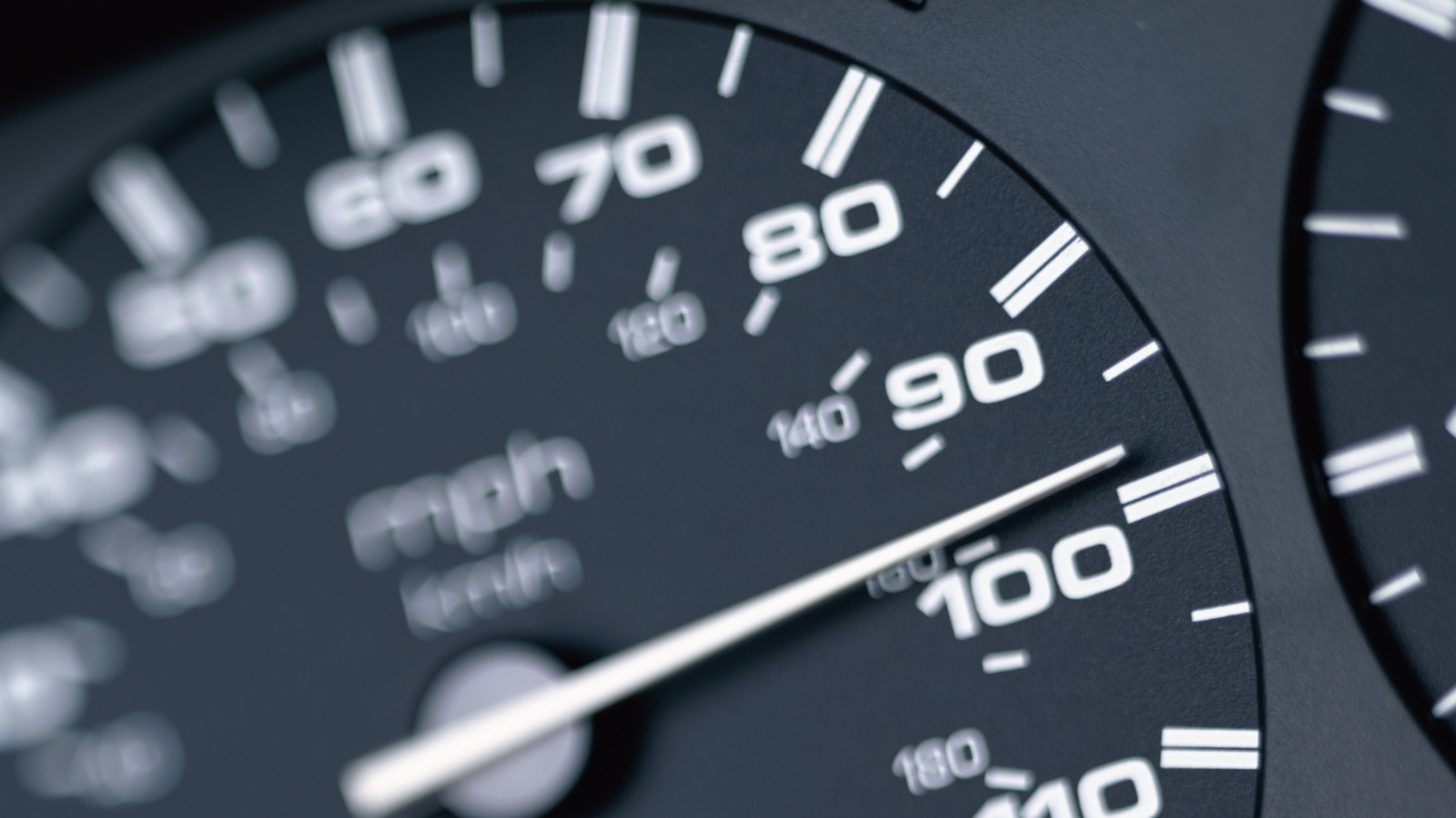 Использует ли езда быстрее больше газа?