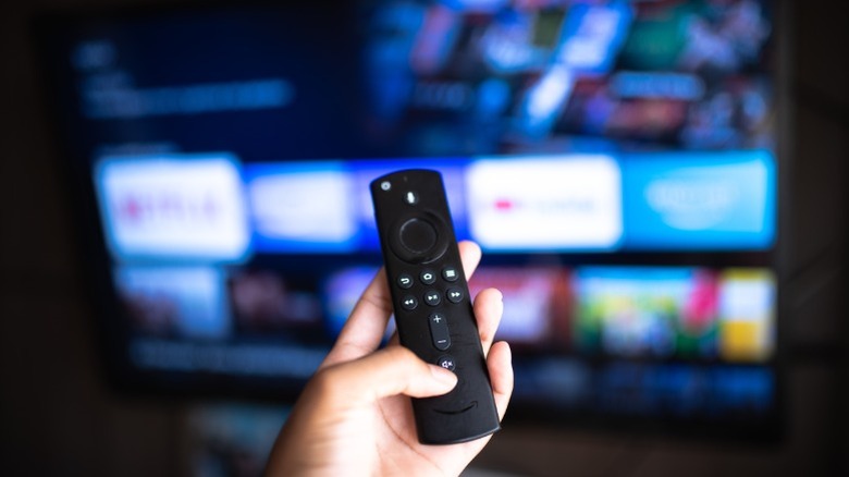 Человек, держащий пожарный телевизор