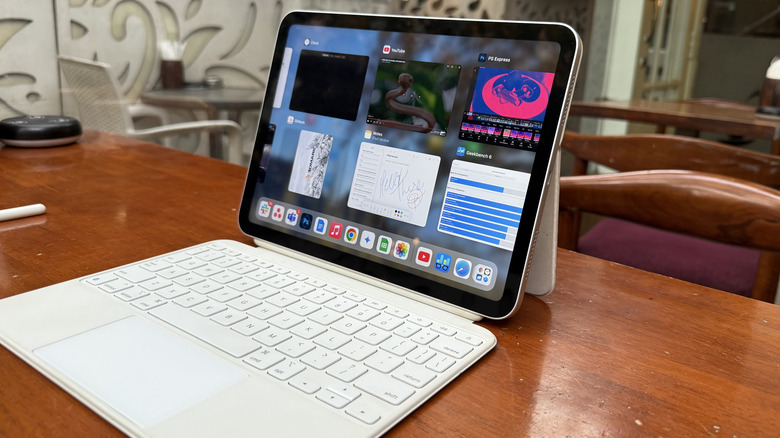 IPad 11th Gen с клавиатурой на деревянном столе