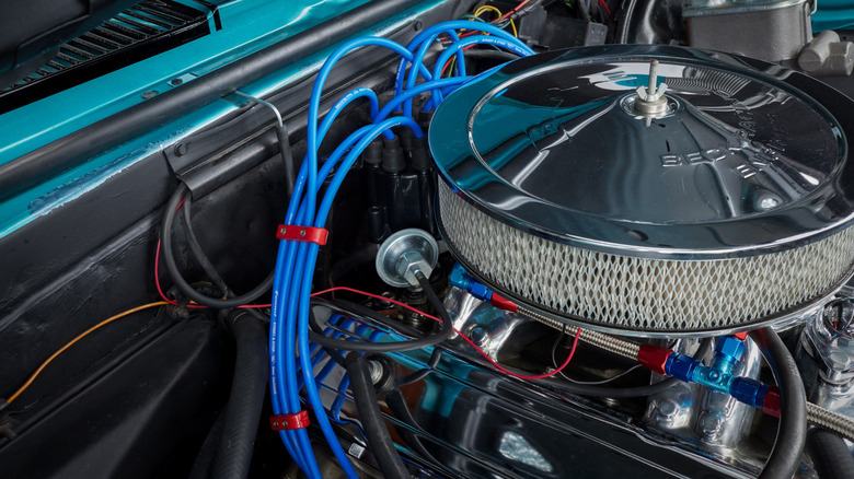 Muscle Car Minter Bay с открытой свечей зажигания.