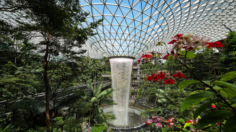 Широкий вид на крытый водопад в аэропорту Чанги.