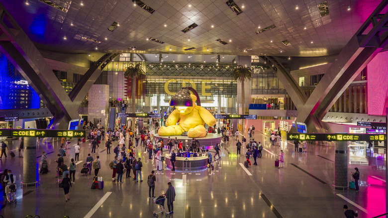 Большой зал в международном аэропорту Дохи.