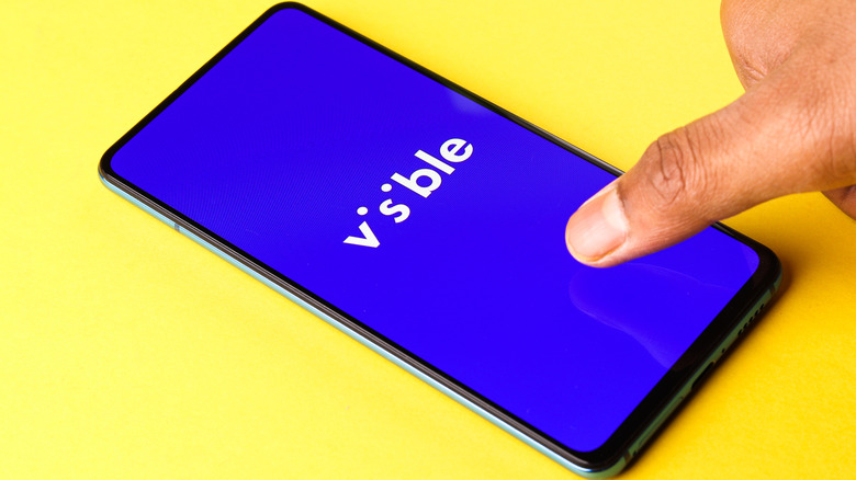 Видимый логотип оператора на экране смартфона