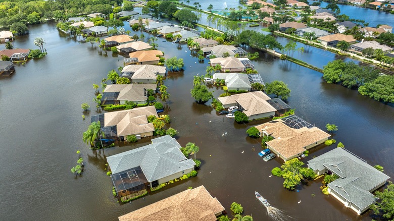 Воздушный вид на наводнения на город в Америке.