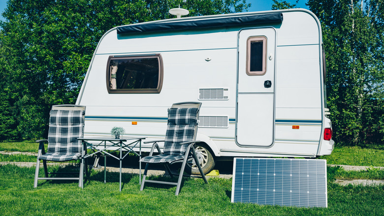 Солнечная панель, установленная перед RV