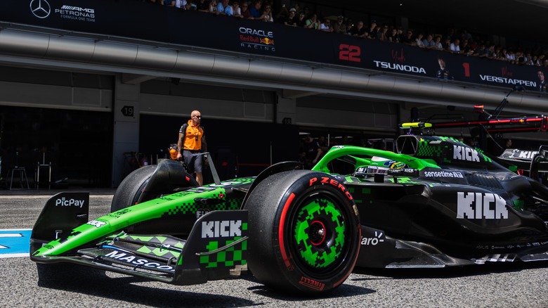 Крупным планом выстрел из автомобиля Sauber F1 в пит-лейн