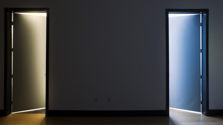 Разные оттенки света, исходящие от открытых дверей