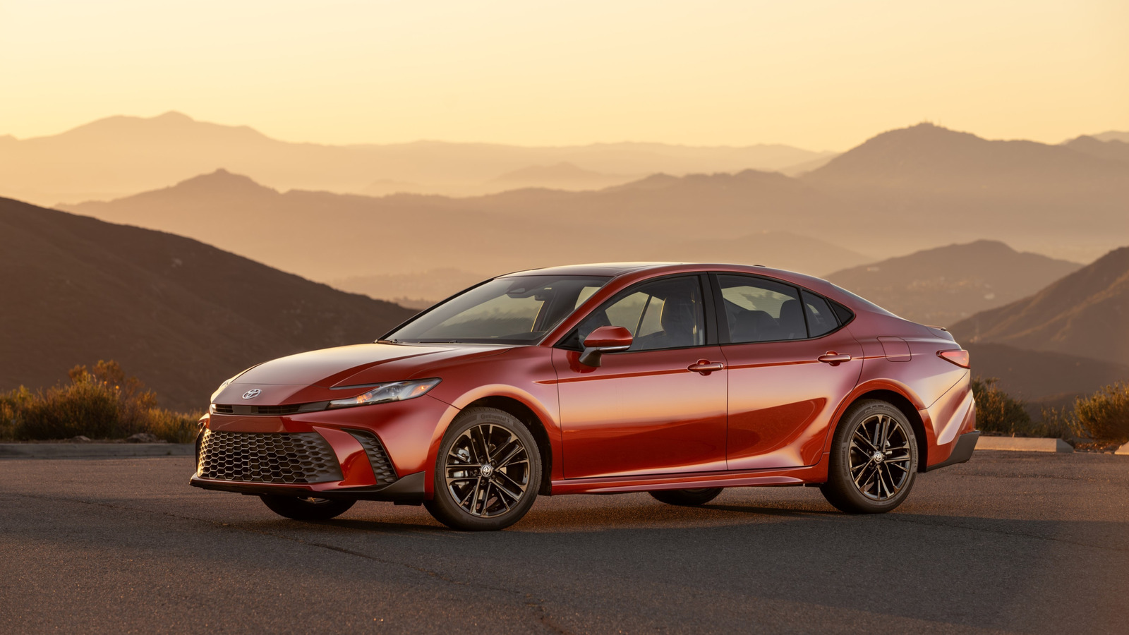 Toyota Camry против Honda Accord: Что больше и в чем разница в цене?