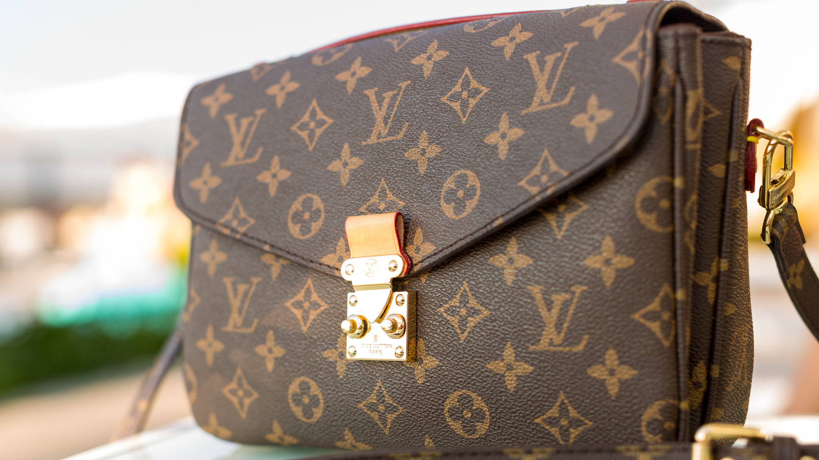 YouTuber уничтожил десятки мешков Louis Vuitton, чтобы сделать одну дико дорогую автомобильную упаковку