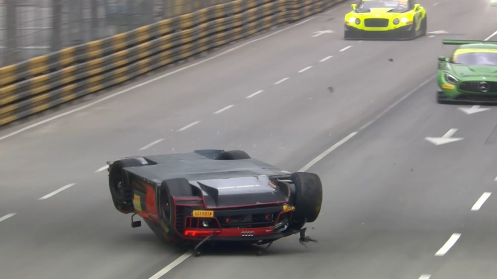 Время, когда водитель гоночного автомобиля разбил свой автомобиль и выиграл гонку с ног на голову