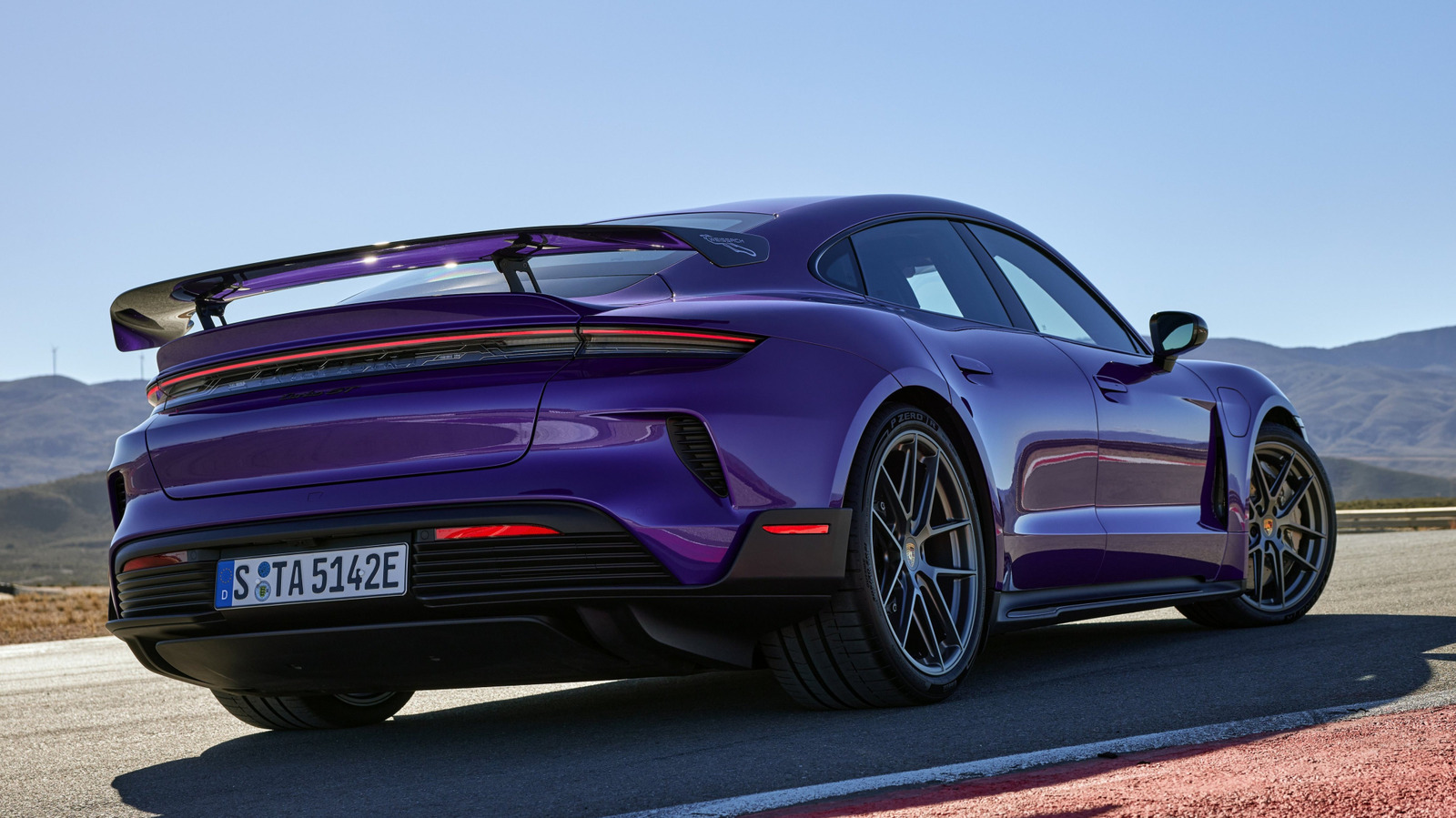 Какого электромобиля заряжается самым быстрым в 2025 году? Это лучшие претенденты