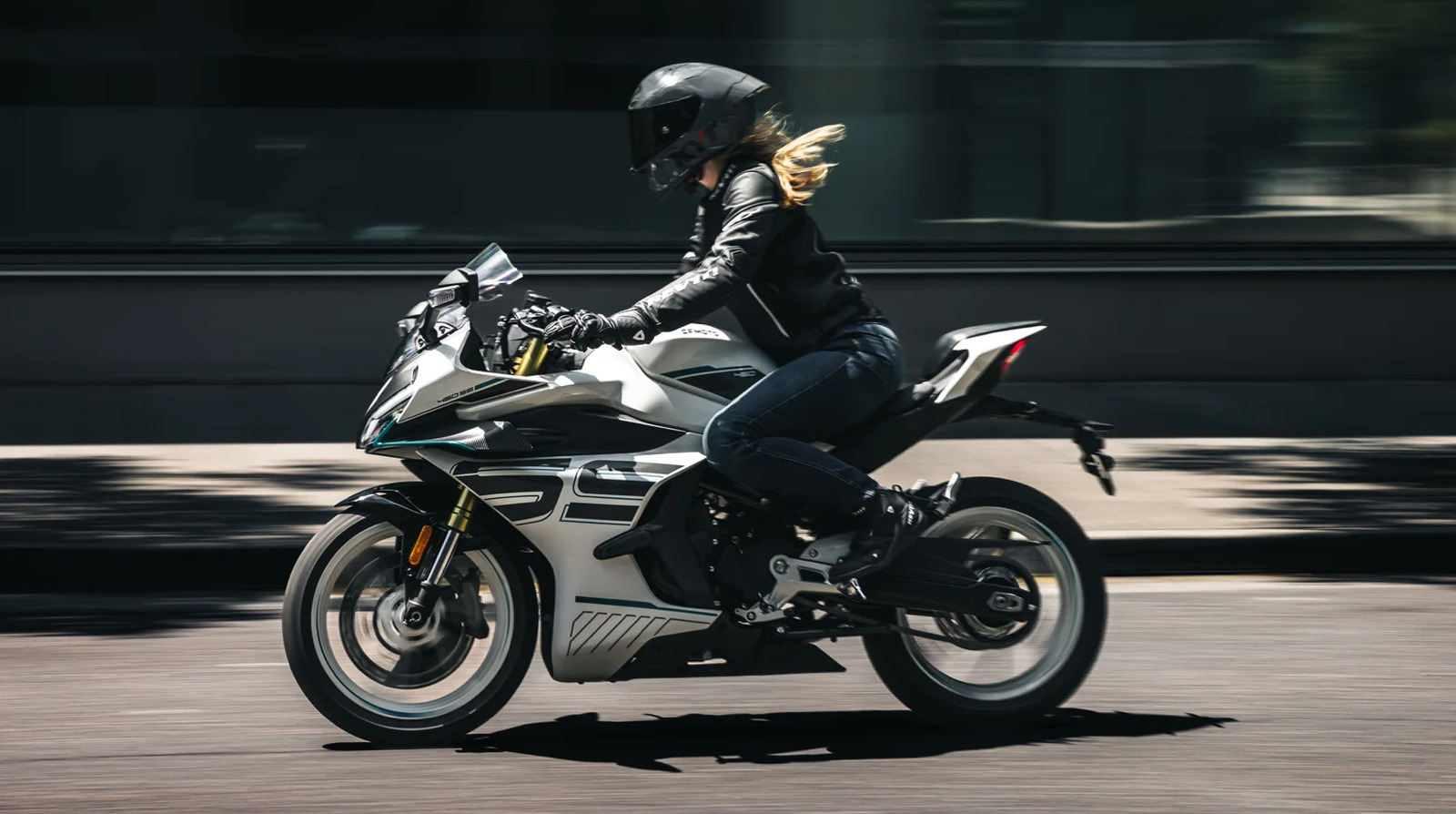 Насколько быстро CFMOTO 450SS и какая мощность у него есть?