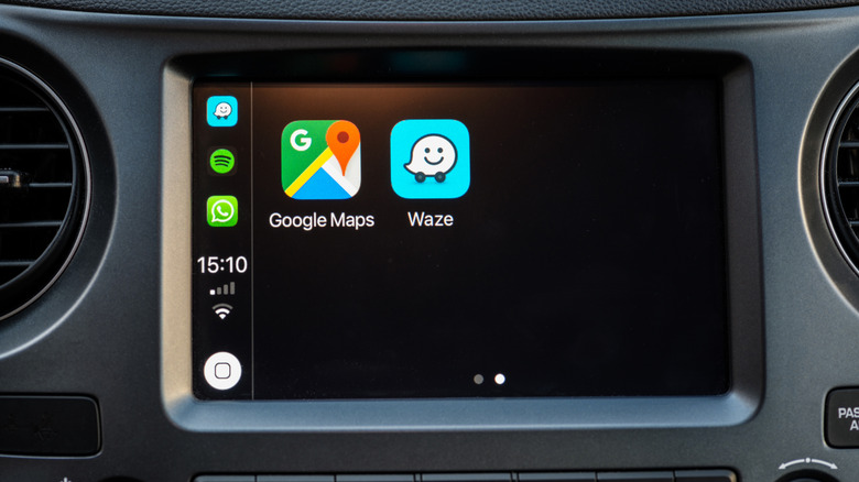 Два приложения CarPlay на экране