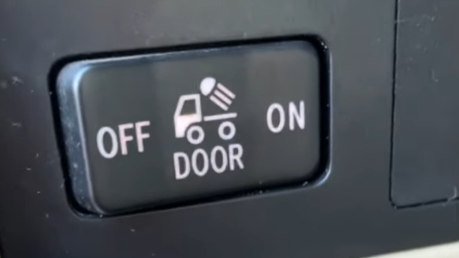 Интернет называет эту кнопку грузовика «пусковая установка медузы» (вот что на самом деле делает)