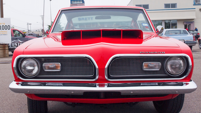 Вид спереди на красную хими Плимут Барракуда