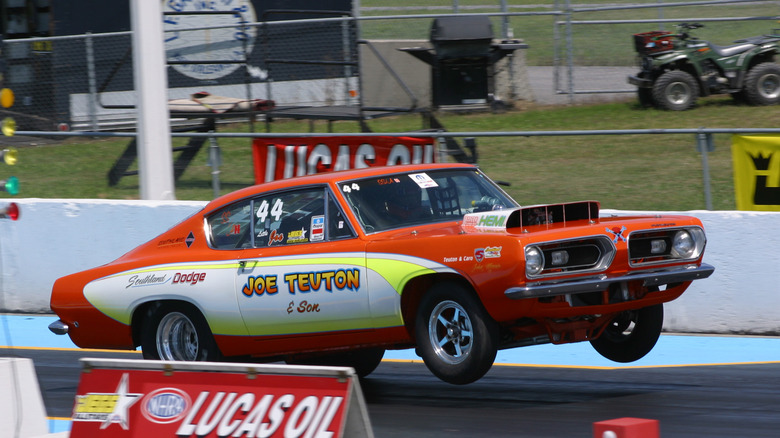 Hemi Barracuda поднимает свои передние колеса с земли от стартовой линии на Cajun Nationals 2007 года.