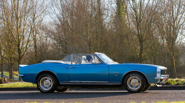 Синий кабриолет Chevrolet Camaro 1967 года на ходу, вид на боковой