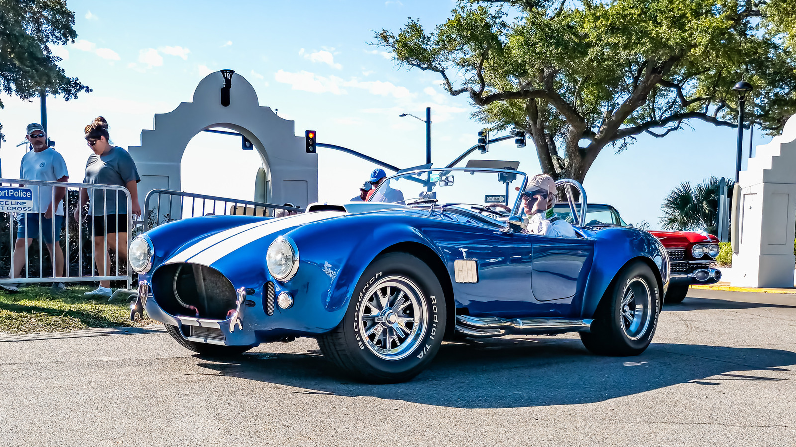 Что дает старый V8s этот классический звук? (И как современные двигатели потеряли его)