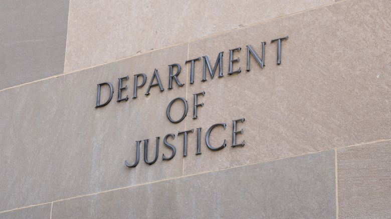 Крупным планом сцена хаккера, использующего клавиатуру для взлома.