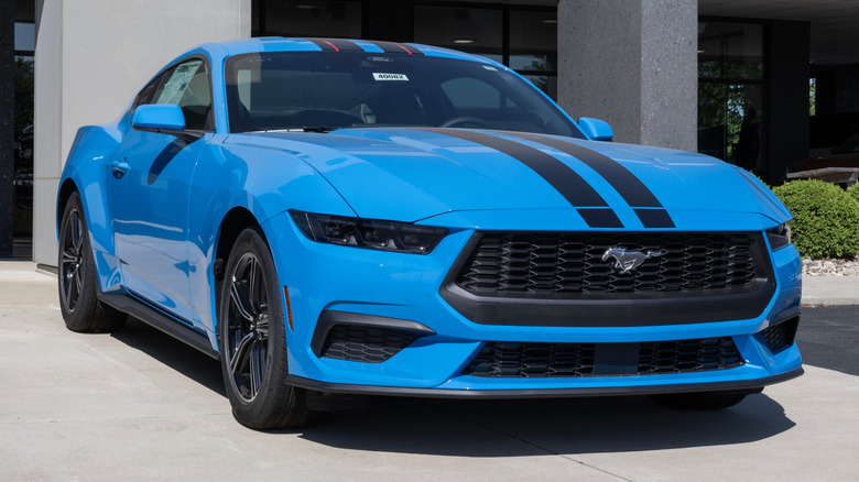 Ford Mustang Ecoboost Coupe Display в дилерском центре.