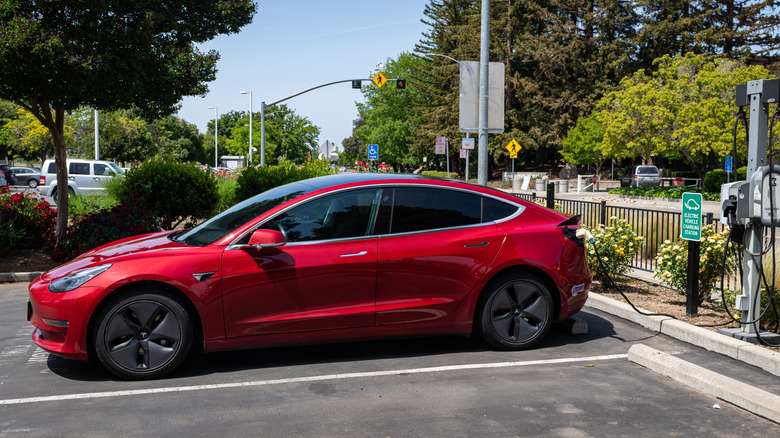 Зарядка Tesla Model 3 в Калифорнии