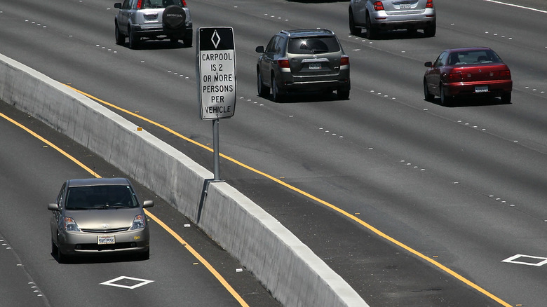 Toyota Prius ездит в Калифорнии Hov Lane.