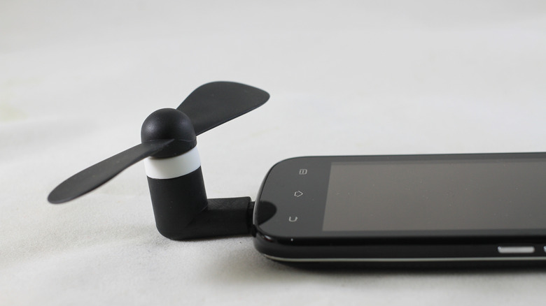 Mini USB -вентилятор подключен к USB -порту телефона