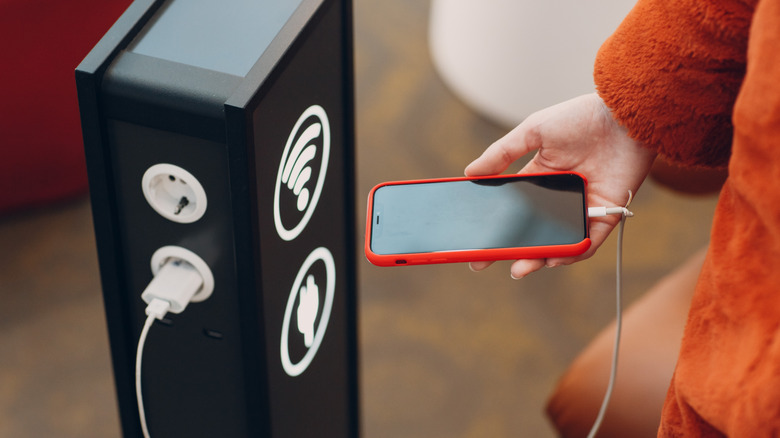 Человек, заряжающий iPhone в док -станции